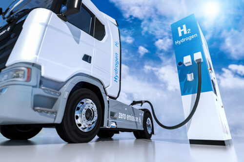 Symbolbild Lastkraftwagen an Wasserstofftankstellen-Zapfsäule
