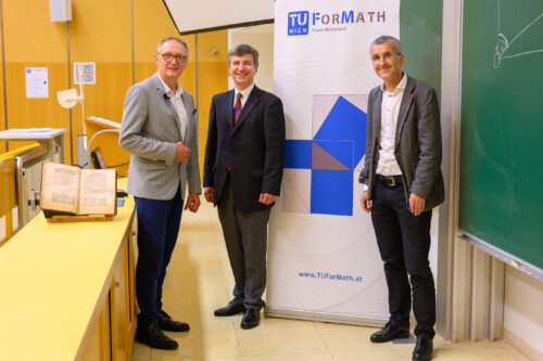 Gruppenfoto von Franz Kerschbaum, Michael Drmota und Johannes Böhm vor TUForMath-Banner