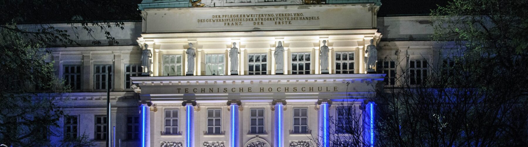 Blick auf das Hauptgebäude der TU Wien bei Nacht