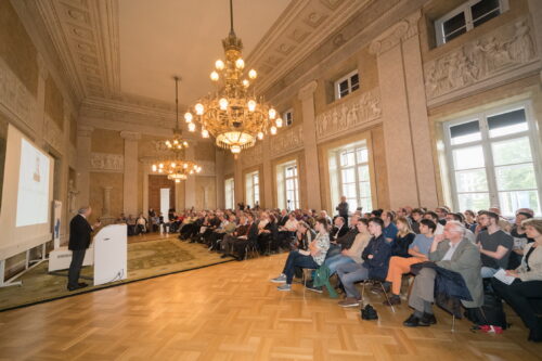 Blick von rechts in den Raum während des Vortrages von Rudolf Taschner