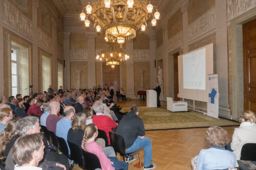 Blick von links in den Raum während des Vortrages von Rudolf Taschner