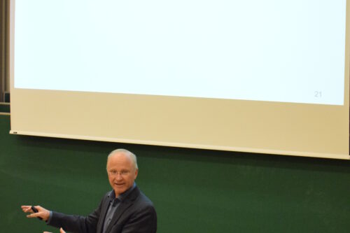 Helmut Pottmann während seinem Vortrag vor Tafel