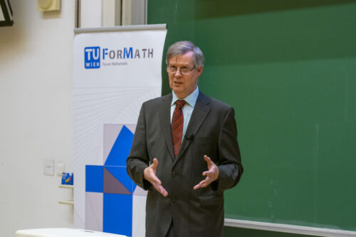 Robert Weber spricht neben TUForMath-Banner