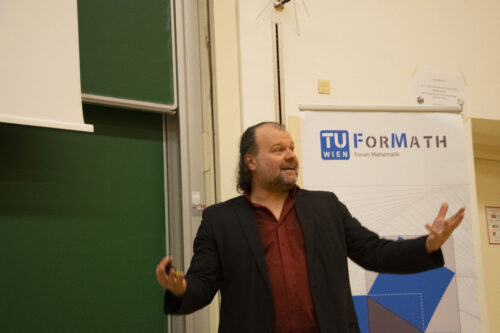 Peter Balazs vor dem TUForMath Banner während seinem Vortrag