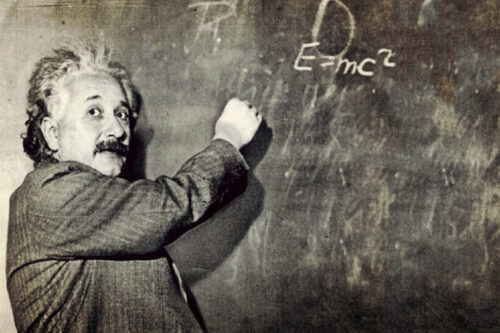 Albert Einstein vor Tafel mit Formel E=mc^2