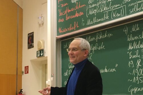 Reinhard Winkler vor der Tafel während seines Vortrages