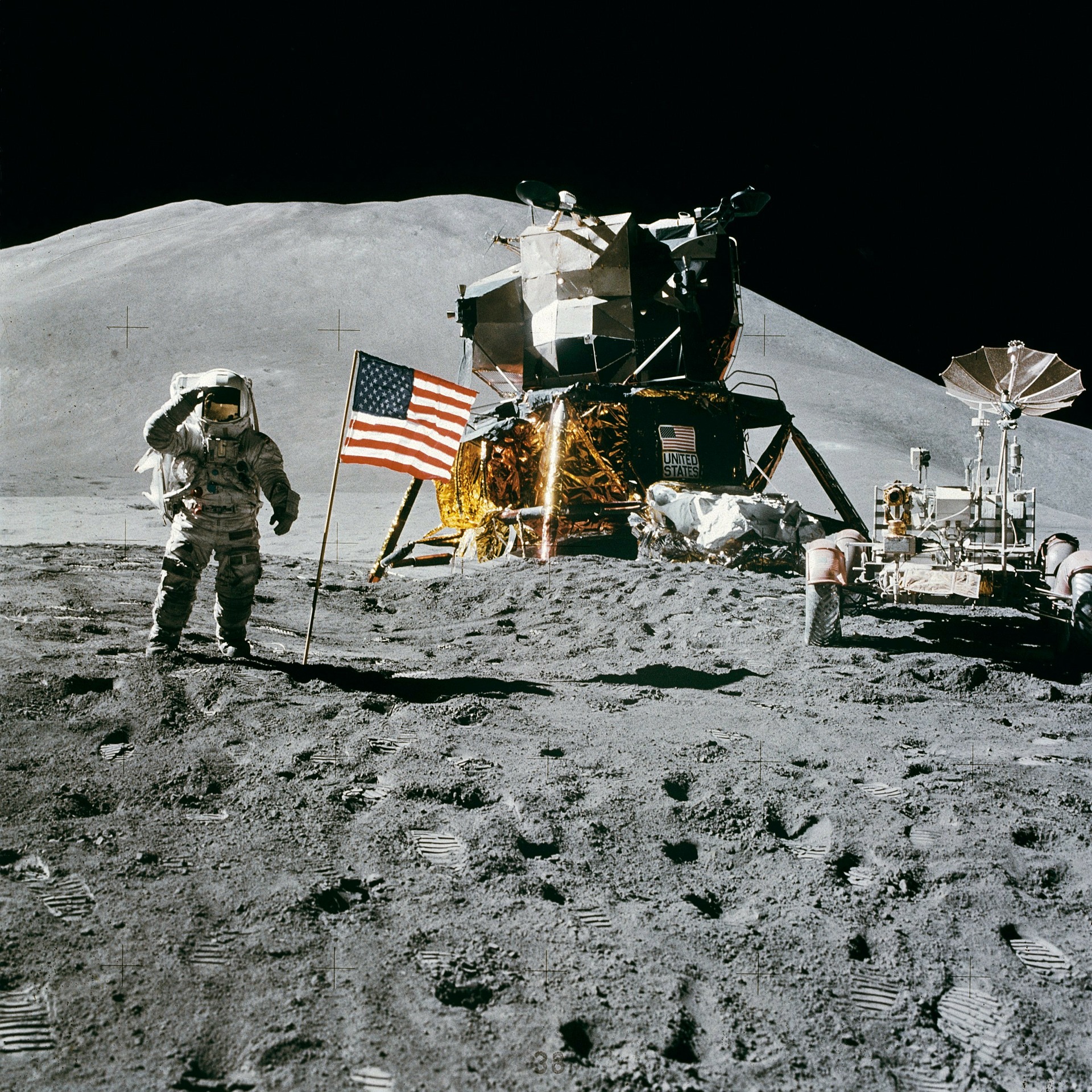 Astronaut auf dem Mond vor dem Landefahrzeug