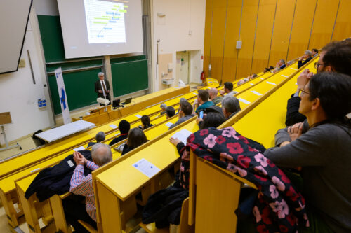 Blick auf das Publikum und Wolfgang Lenhardt während des Vortrags (von links)